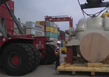 北京设备装卸搬运公司在进行大件吊装